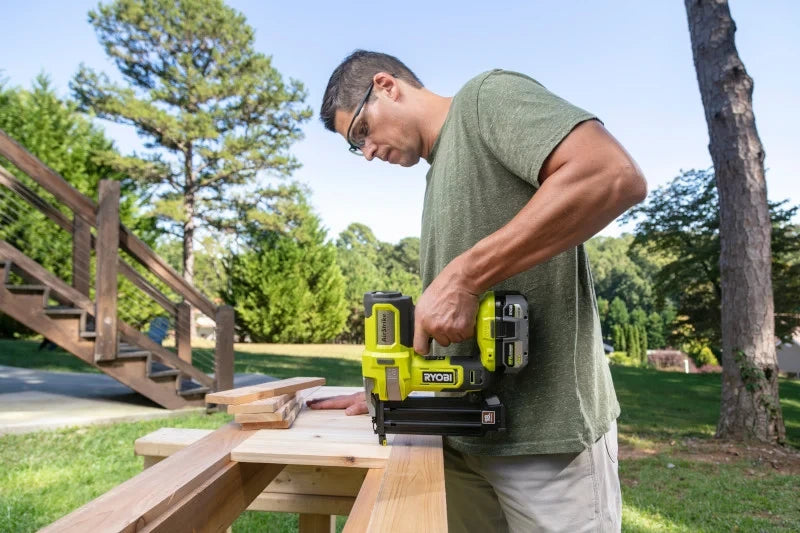 18V 18-Gauge Cordless Brad Nailer Kit