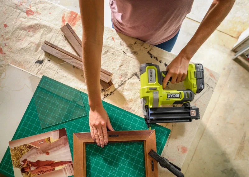 18V 18-Gauge Cordless Brad Nailer Kit